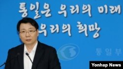 김형석 한국 통일부 대변인이 31일 정부서울청사에서 개성공단 문제 등 현안에 대해 정례브리핑을 하고 있다.