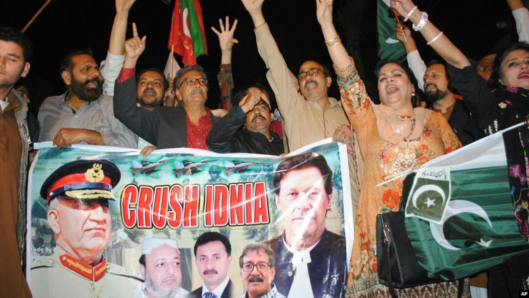 Pengunjuk rasa warga Pakistan meneriakkan slogan-slogan anti-India di Hyderabad, Pakistan, 26 Februari 2019 (foto: AP Photo/Pervez Masih)
