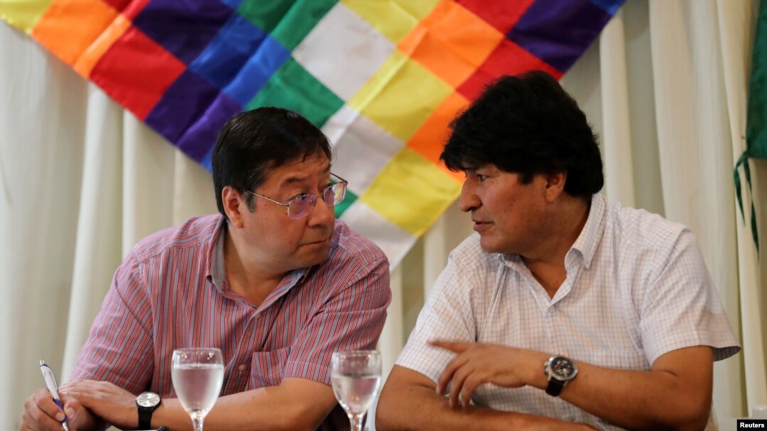 El expresidente Evo Morales y el actual candidato del MAS, Luis Arce Catacora, conversan durante un evento celebrado en Buenos Aires, Argentina, el pasado 17 de febrero.