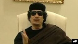 Mouammar Kadhafi qui refuse de céder aux rebelles libyens et aux pressions internationales pour quitter le pouvoir