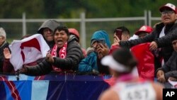 Los espectadores aplauden cuando la peruana Gabriela Kimberly García gana la final femenina de 20 km de marcha en los Juegos Panamericanos en Santiago, Chile, el domingo 29 de octubre de 2023.