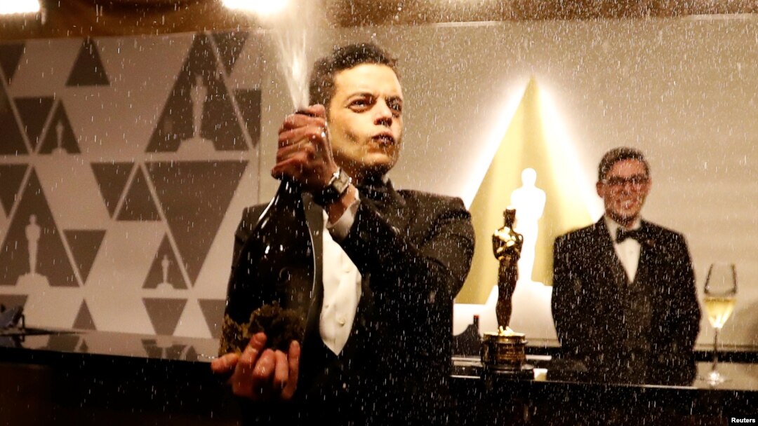 Rami Malek, yang menyabet penghargaan Oscars untuk Aktor Terbaik, merayakan kemenangannya di Hollywood, Los Angeles, California, 24 Februari 24, 2019. 