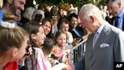 Raja Inggris Charles III bertemu dengan anggota masyarakat setempat di luar Balai Kota Southport, di Southport, Inggris, Selasa 20 Agustus 2024. (Paul Ellis/Pool via AP)