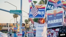 Partidarios de la vicepresidenta y candidata demócrata para las elecciones de noviembre, Kamala Harris, expresan su apoyo en Gilbert, Arizona, el 23 de septiembre de 2024.