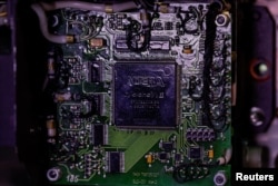 Chip FPGA Altera Cyclone II dalam sistem navigasi internal roket berpemandu presisi 9M544 Rusia, juga dikenal sebagai Tornado-S, yang dikumpulkan di medan perang oleh militer Ukraina dan diserahkan kepada Reuters oleh seorang pejabat keamanan senior Ukraina, di Kyiv, Ukraina, 19 Juli 2022. (REUTERS/Valentyn Ogirenko)