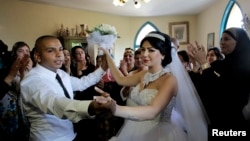 مراسم جنجال برانگیز ازدواج یک مرد مسلمان به نام محمود منصور و یک زن یهودی‌زاده تازه‌مسلمان به نام مورل ملکا در جنوب تل آویو - مرداد ۱۳۹۳ 