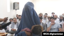 یک زن افغان در جریان محاکمۀ یک مرد به اتهام تجاوز جنسی گواهی می دهد - عکس: خلیل نورزایی