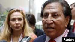 FILE - Former Peru's President Alejandro Toledo and his wife Eliane Karp arrives to the 2015 IMF/World Bank Annual Meetings in Lima, Peru, Oct. 8, 2015. 