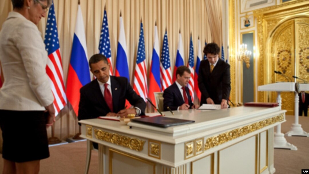 Predsednik SAD Barak Obama i Rusije Dmitrij Medvedev tokom potpisivanja Sporazuma o smanjenju strateškog nuklearnog naoružanja