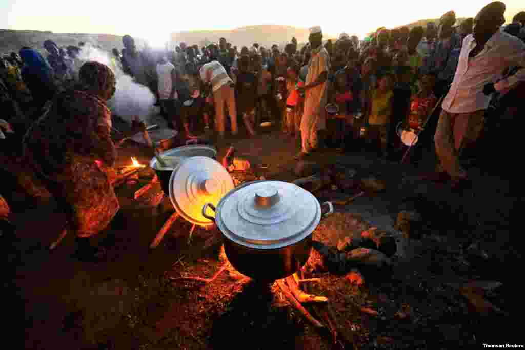 에티오피아 티그레이의 전투를 피해 수단의 알카다리프 지역으로 피신한 난민들이 음식을 만들고 있다. 