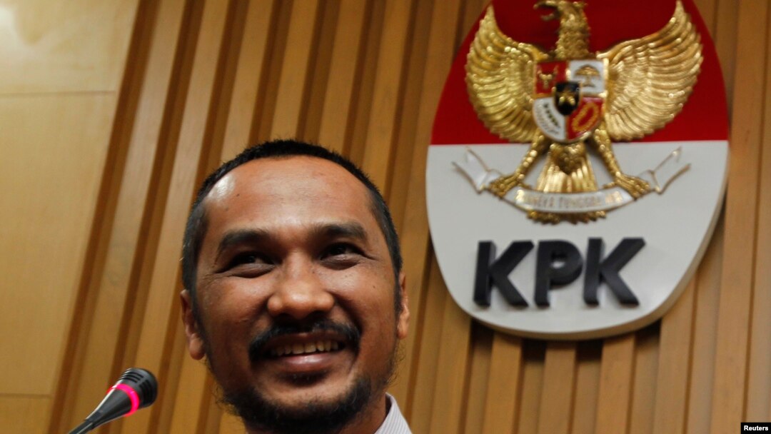 Ketua KPK Abraham Samad (foto: dok). Dalam keterangan persnya di gedung KPK (26/9), ia menjelaskan Gubernur Riau Annas Mamun ditetapkan sebagai tersangka terkait dugaan suap alih fungsi lahan kelapa sawit.