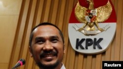 Ketua KPK Abraham Samad (foto: dok). Dalam keterangan persnya di gedung KPK (26/9), ia menjelaskan Gubernur Riau Annas Mamun ditetapkan sebagai tersangka terkait dugaan suap alih fungsi lahan kelapa sawit.