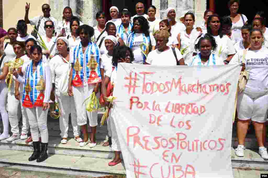 Damas de Blanco protest in Havana, Cuba, March 20, 2016. (V. Macchi / VOA) 