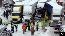 Cuadrillas de emergencia socorren a los lesionados al sitio del accidente en la Interestatal 94, cerca de Michigan City.