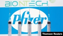 Pfizer နဲ့ BioNTec ဆေးကုမ္ပဏီ တံဆိပ်နောက်ခံနဲ့ ဆေးထိုးအပ်များ။ (နိုဝင်ဘာ ၁၀၊ ၂၀၂၀) 