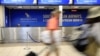 Des passagers passent devant un guichet de la South African Airways (SAA) à l'aéroport international O.R. Tambo de Johannesburg, Afrique du Sud, le 21 janvier 2020. (Photo: REUTERS/Siphiwe Sibeko)