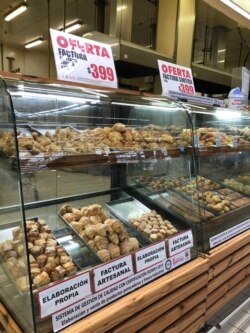 Una panadería en Montevideo, Uruguay, se las ingenia para atraer clientes en medio de la pandemia, mediante promociones. 27 de julio de 2020.