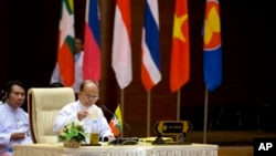 Presiden Myanmar Thein Sein dalam peluncuran Institut Ekonomi Hijau ASEAN dalam KTT ASEAN ke-25 di Naypyitaw, Myanmar, 2014. (AP/Gemunu Amarasinghe)