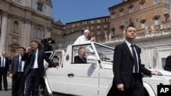 La pape François lors d'un défilé pour Pâques, le 16 avril 2017.