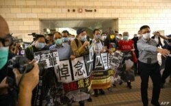 En esta foto de archivo tomada el 3 de noviembre de 2020 activistas prodemocráticos se manifiestan frente a la corte de West Kowloon en Hong Kong.