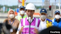 Presiden Jokowi usai meresmikan Jalan Tol Rangkasbitung di Banten, Selasa (16/11) mengatakan penyebab banjir di Sintang, Kalbar akibat kerusakan lingkungan yang terjadi selama puluhan tahun ( Biro Setpres ) 