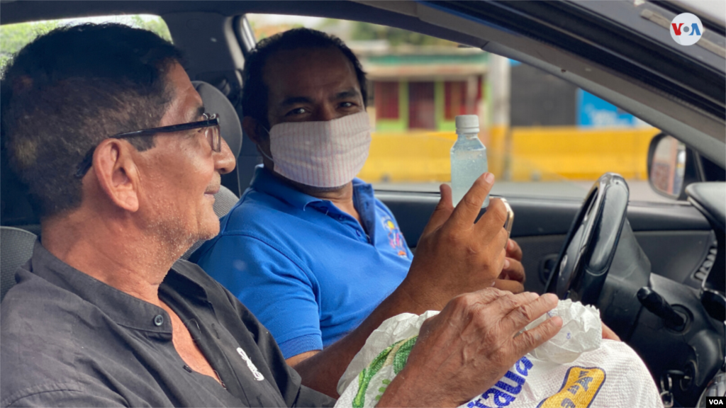 Los taxistas usan gel antibacterial y mascarillas durante sus jornadas laborales en Managua. [Foto: Houston Castillo]