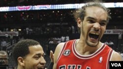 Center Chicago Bulls Joakim Noah (13) dan rekannya Jannero Pargo merayakan keberhasilan tim mereka lolos ke final Wilayah Timur setelah mengalahkan Atlanta Hawks Kamis (12/5) di Atlanta.