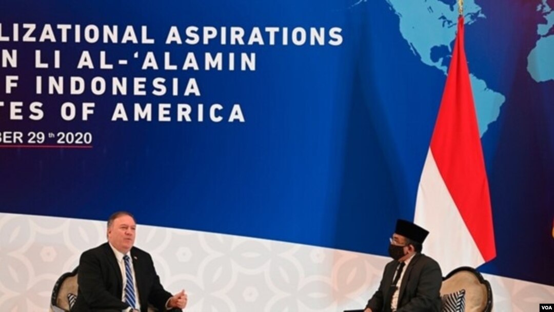 El secretario de Estado Mike Pompeo y el secretario general del Nahdlatul Ulama Yahya, Cholil Staquf, conversan en Yakarta el jueves, 29 de octubre de 2020.