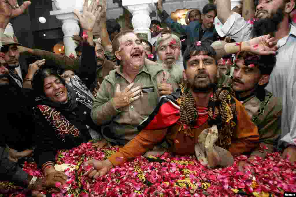 پاکستان پیپلز پارٹی کے کارکنان بے نظیر بھٹو کی قبر پر دکھ کا اظہار کر رہے ہیں