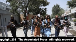 Pejuang Taliban berpatroli di lingkungan Wazir Akbar Khan di kota Kabul, Afghanistan, Rabu, 18 Agustus 2021. 