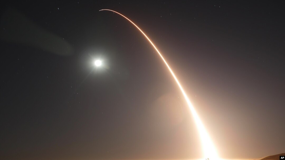Phi đạn Minuteman III được phóng từ căn cứ không quân Vandenberg, California, ngày 3/5/2007.