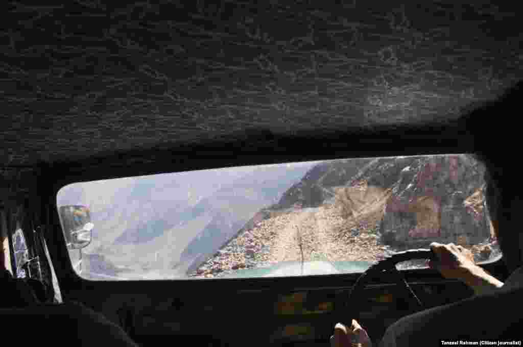 فیری میڈوز روڈ کے پتھریلے راستے پر صرف جیپ ہی چل سکتی ہے