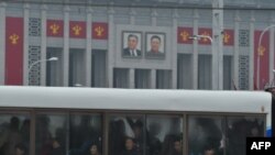 6일 북한 노동당 8차 대회가 열린 평양 4.25문화회관 앞으로 시민들이 탄 버스가 지나가고 있다.