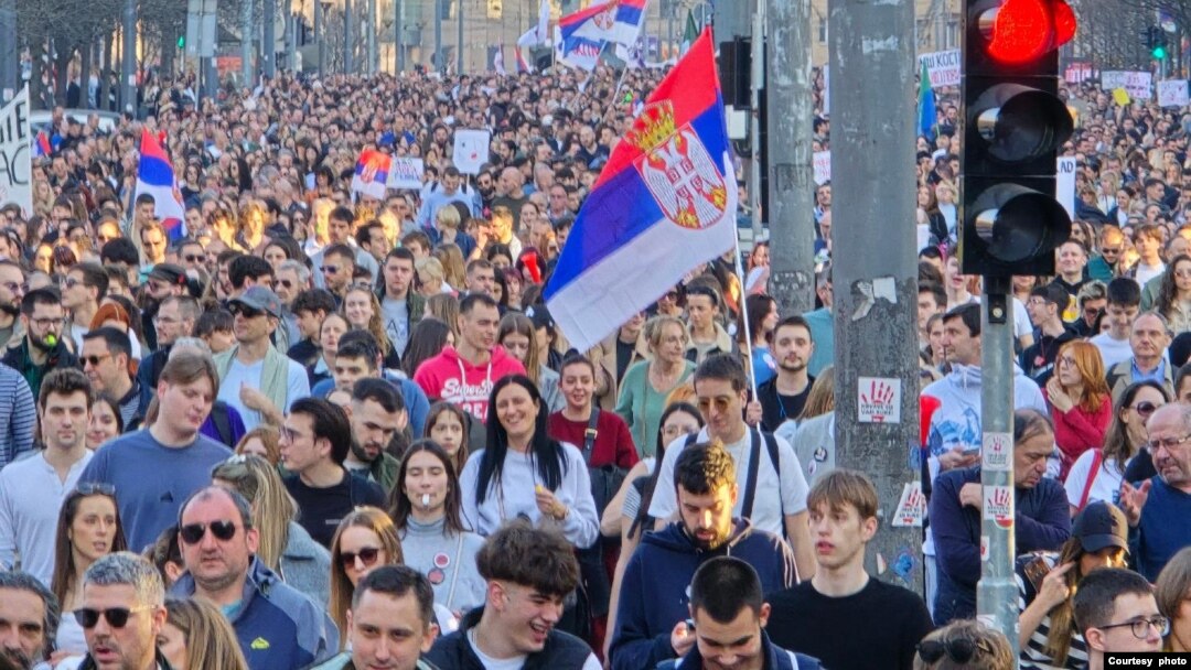 Učenici beogradskih srednjih škola, studenti i građani u protestnoj šetnji (Foto: Marko Dragoslavić/FoNet)
