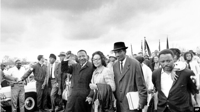 ARHIVA - Martin Luter King i njegova supruga Koreta marširaju u prestonici Montgomerija, Alabami, 25. marta 1965.