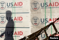 FILE: Kotak-kotak berisi barang bantuan dari USAID tiba untuk para korban topan dahsyat Haiyan, di Manila. (Cheryl Ravelo/REUTERS)