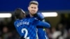 Jorginho na Chelsea yana murna da Antonio Rudiger, a hagu, bayan ya zura kwallo ta farko a wasan kwallon kafa na gasar firimiya ta Ingila tsakanin Chelsea da Manchester United a filin wasa na Stamford Bridge da ke Landan, Lahadi, 28 ga Nuwamba, 2021.