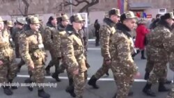 Ծնողները ճանապարհում են որդիներին ժամկետային զինծառայության