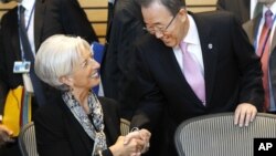 El secretario general de la ONU, Ban Ki-moon, derecha, saluda a la directora del IMF, Christine Lagarde, en Washington.
