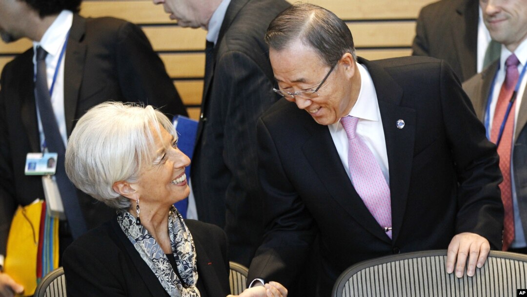 Sekjen PBB Ban Ki-moon berjabat tangan dengan Direktur IMF, Christine Lagarde, dalam pertemuan tahunan IMF-World Bank di Washington, Sabtu (20/4).