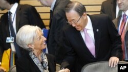 Sekjen PBB Ban Ki-moon berjabat tangan dengan Direktur IMF, Christine Lagarde, dalam pertemuan tahunan IMF-World Bank di Washington, Sabtu (20/4).