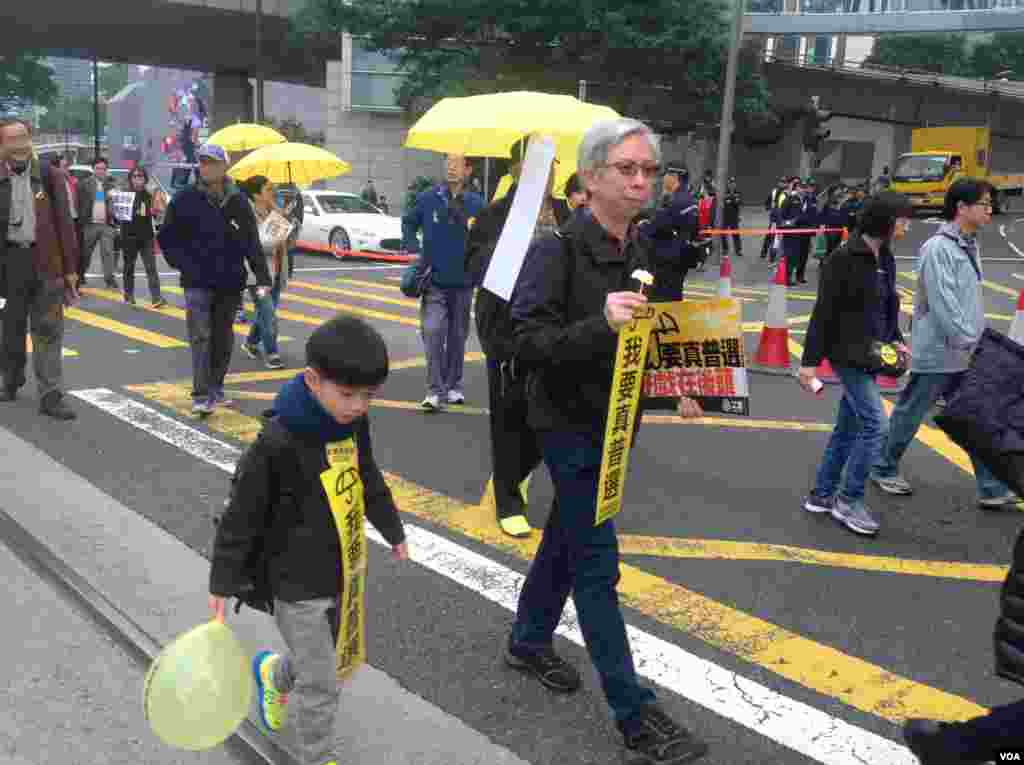 数万港人参与民阵争取真普选大游行（美国之音海彦拍摄）