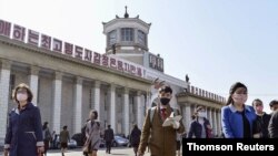 지난달 26일 북한 평양에서 주민들이 신종 코로나바이러스 감염을 막기 위해 마스크를 쓰고 있다.