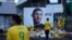 Les supporters du FC Nantes déposent des gerbes de fleurs près du poster d'Emiliano Sala, France, le 30 janvier 2019.