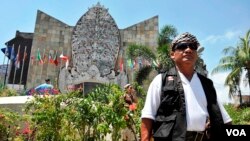 Pecalang sedang berjaga di Monumen Kemanusian Bom Bali Kuta Bali. (VOA/Muliarta)