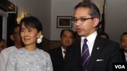 Menlu Marty Natalegawa (kanan) disambut Aung San Suu Kyi (kiri) di Yangon, Birma (foto: dok).