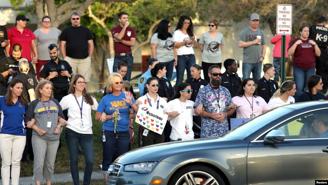 Warga Florida ikut memberikan dukungan saat siswa-siswa SMU "Marjory Stoneman Douglas" kembali ke sekolah untuk pertama kalinya Rabu (28/2), pasca insiden penembakan massal. 