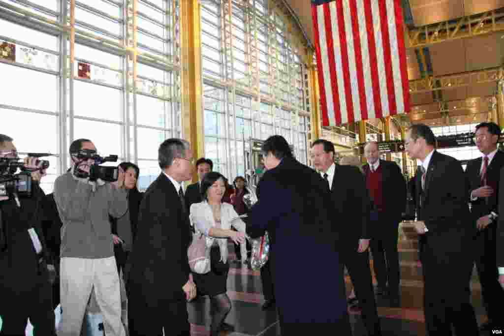 台湾驻美代表处同仁向金溥聪献花，左三穿红色背心者为美国国务院台湾协调处处长毕一德 (美国之音钟辰芳拍摄)