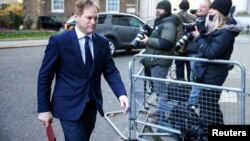 El ministro de transporte británico, Grant Shapps, llega a una reunión de Gabinete en la oficina de asuntos exteriores en Londres.