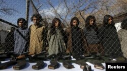 Para tentara Taliban Pakistan yang ditangkap polisi perbatasan Afghanistan, ditampilkan dalam konferensi pers di Kabul, Afghanistan, 5 Januari 2016. (Foto: Omar Sobhani/Reuters)